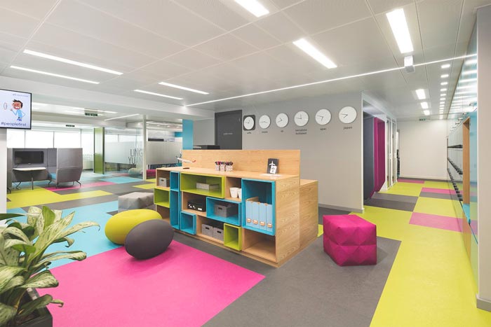 網(wǎng)絡(luò)技術(shù)公司辦公室動(dòng)線裝修設(shè)計(jì)案例效果圖