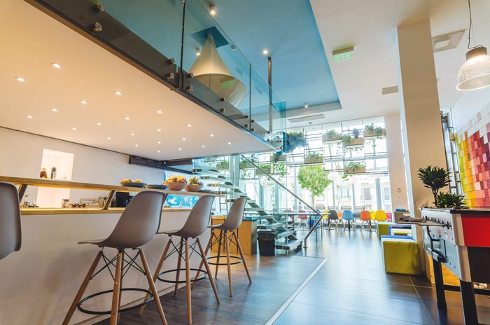 旅游門戶網(wǎng)辦公室一樓大廳裝修設(shè)計(jì)案例效果圖