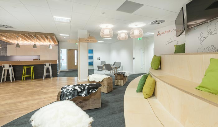 服飾公司辦公室吧臺(tái)區(qū)域線裝修設(shè)計(jì)案例效果圖