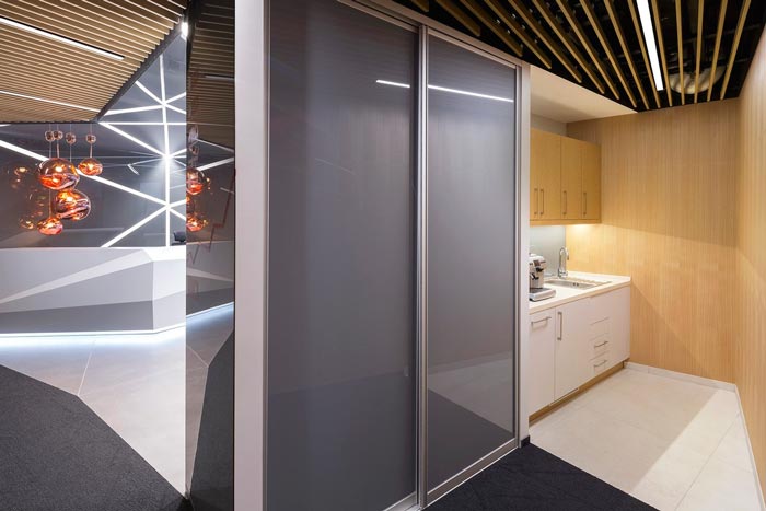 現(xiàn)代簡約風(fēng)格辦公室前臺茶水間裝修設(shè)計案例效果圖