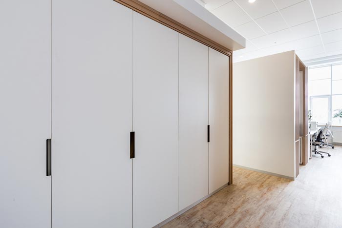 照明公司辦公室會議室推拉門裝修設(shè)計案例效果圖