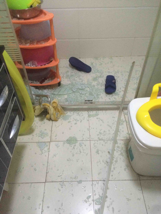 揚州衛(wèi)生間鋼化玻璃爆炸現(xiàn)場畫面