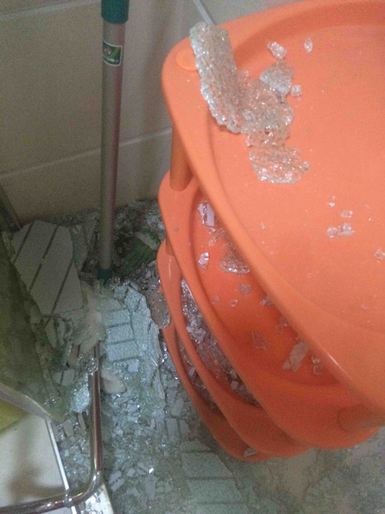 玻璃門突然炸裂現(xiàn)場畫面