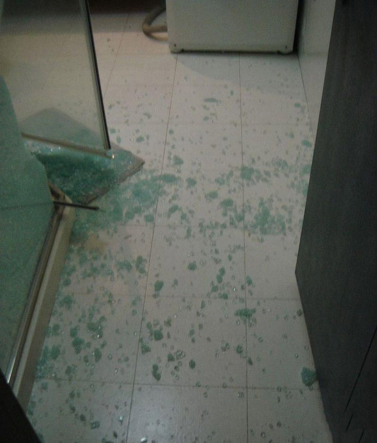 淋浴房鋼化玻璃自爆現(xiàn)場畫面