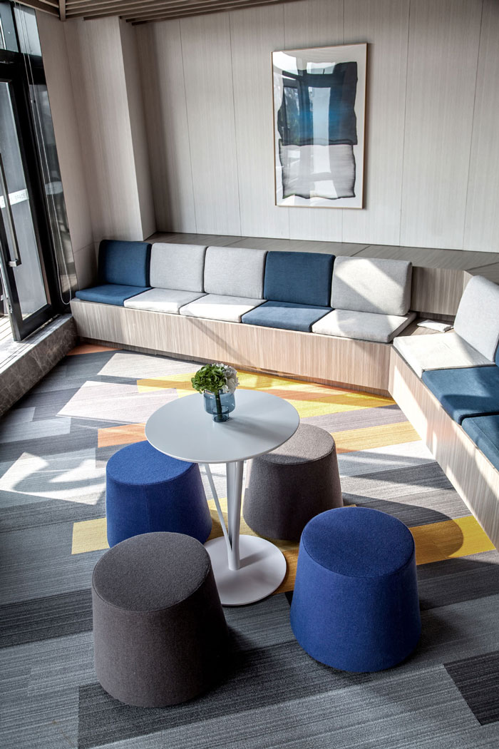 金融科技辦公室休息區(qū)裝修設(shè)計效果圖