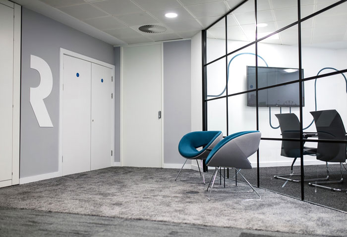 600平方辦公室進(jìn)門(mén)接待區(qū)裝修設(shè)計(jì)效果圖