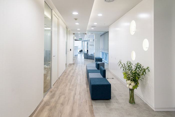 化妝品公司辦公室過道休息區(qū)裝修設計效果圖